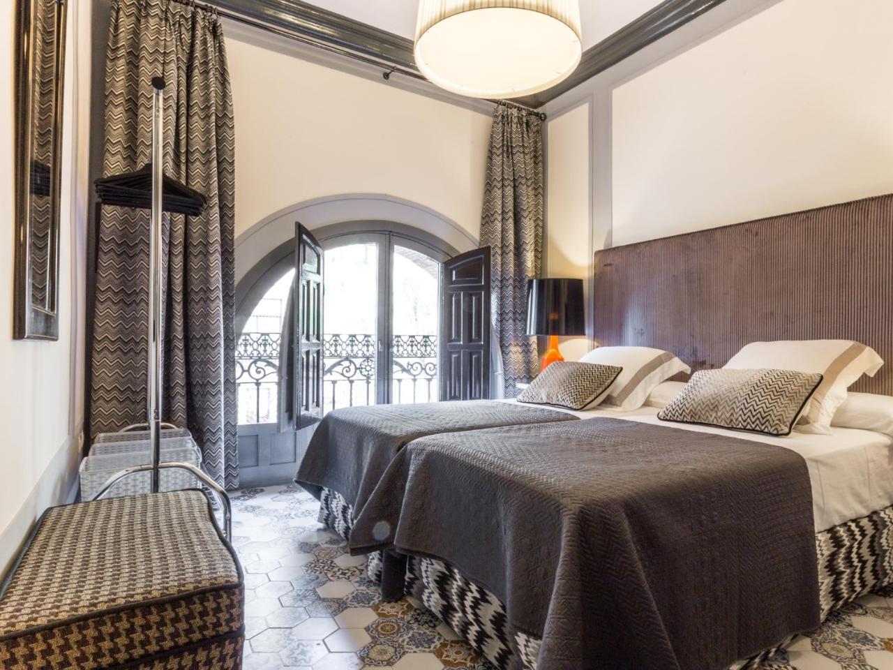 Puerta De La Victoria Apartment Seville Luaran gambar
